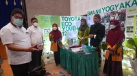 Direktur Corporate dan External Affairs PT Toyota Motor Manufacturing Indonesia (TMMIN) Bob Azam (kedua kiri), tengah berbincang dengan Kepala Balai Pendidikan Menengah Kota Yogyakarta Triana Purnamawati (kedua kanan) dan Wakil Kepala SMAN 5 Yogyakarta Arif Jamali (kanan) saat melakukan peninjauan (genba) proyek siswa SMAN 5 Yogyakarta yang telah terpilih menjadi salah satu dari 25 sekolah finalis lomba lingkungan Toyota Eco Youth (TEY) ke-12, Kamis (2/6/2022). (Foto: TMMIN)