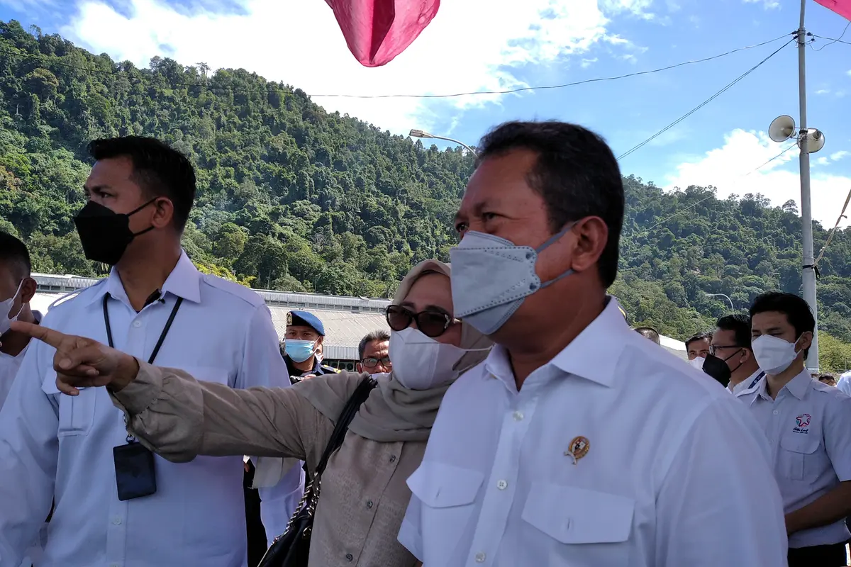 Menteri Kelautan dan Perikanan (KKP) Sakti Wahyu Trenggono ketika berkunjung ke Bungus Teluk Kabung. (Liputan6.com/ Novia Harlina)