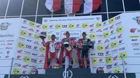 Rider Astra Honda Racing Team Herjun Atna Firdaus (tengah) kembali menjadi juara dalam race 2 kelas AP 250 ARRC Mandalika 2033, Minggu (13/8/2023). (Liputan6.com/Melinda Indrasari)