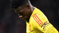 Ekspresi kecewa kiper Manchester United, Andre Onana setelah kalah dari Bayern Munchen pada laga Grup A Liga Champions 2023/2024 di Old Trafford, Manchster, Inggris, Rabu (13/12/2023). (AFP/Peter Powell)