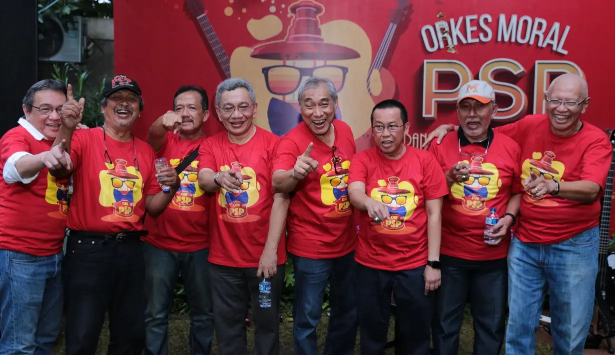 Para personel grup OM PSP diantaranya Ade Anwar, Monos, Omen, Rizali Indrakesumah, Dindin, Aditya, Andra Ramadan Muluk, James R Lapian. (Adrian Putra/Bintang.com)