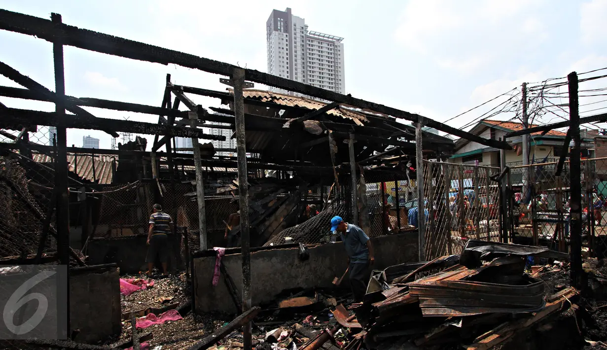 Warga mengumpulkan puing sisa kebakaran di Pasar  Inpres Tanah Abang, Jakarta, Minggu (11/10/2015). Kebakaran yang terjadi pada Minggu (11/10) dini hari tersebut menghanguskan 136 kios (Liputan6.com/Immanuel Antonius)