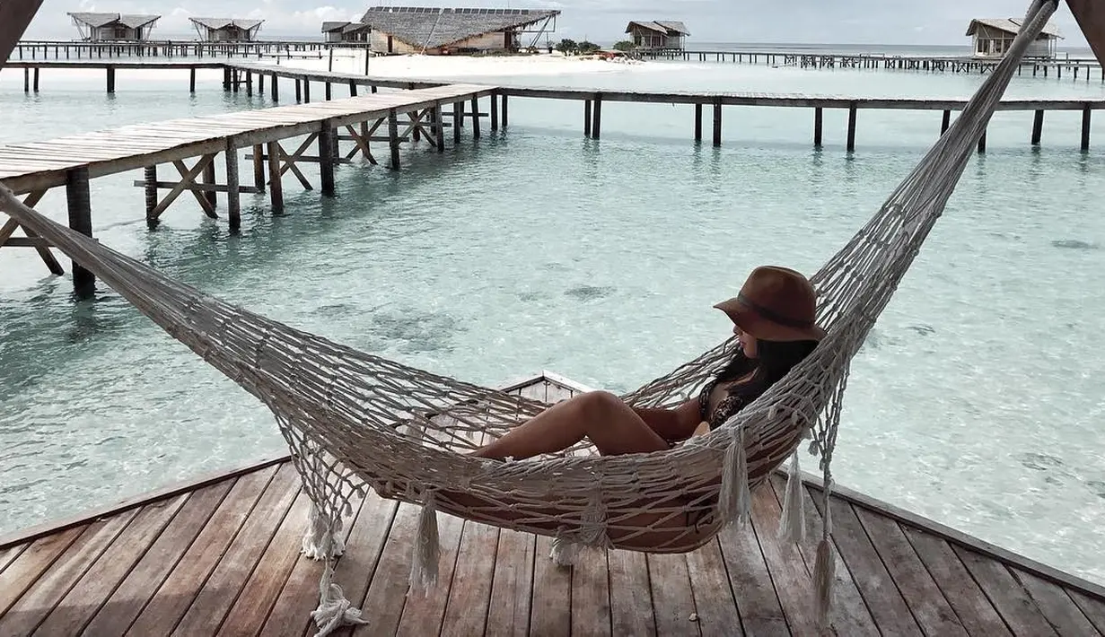 Ini momen saat Nikita Willy menikmati pantai di Gorontalo. (foto: instagram.com/nikitawillyofficial94)