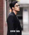 So Ji Sub di drakor Agent Kim Reactivated. (SBS via Soompi)