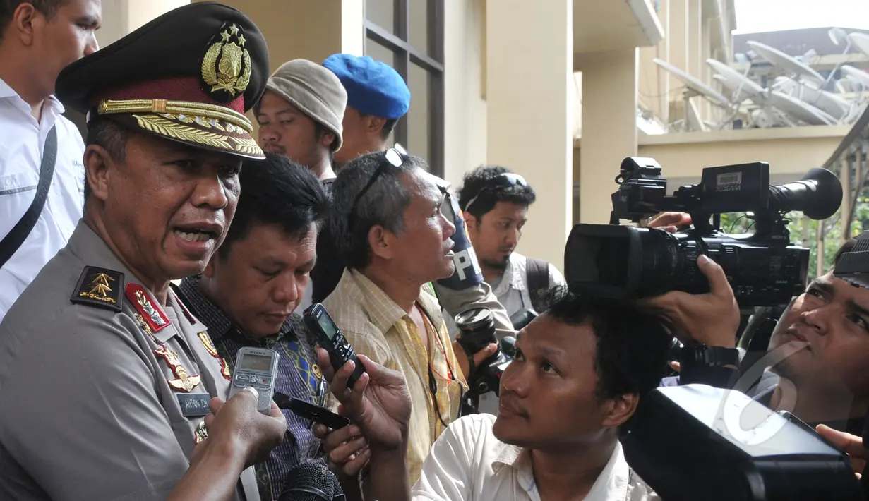 Kadiv Humas Polri Irjen Pol Anton Charliyan memberikan keterangan pers terkait pelantikan Budi Gunawan, Mabes Polri, Jakarta, Rabu (22/4/2015). Pelantikan Budi Gunawan sebagai Wakapolri dilakukan secara tertutup (Liputan6.com/JohanTallo)