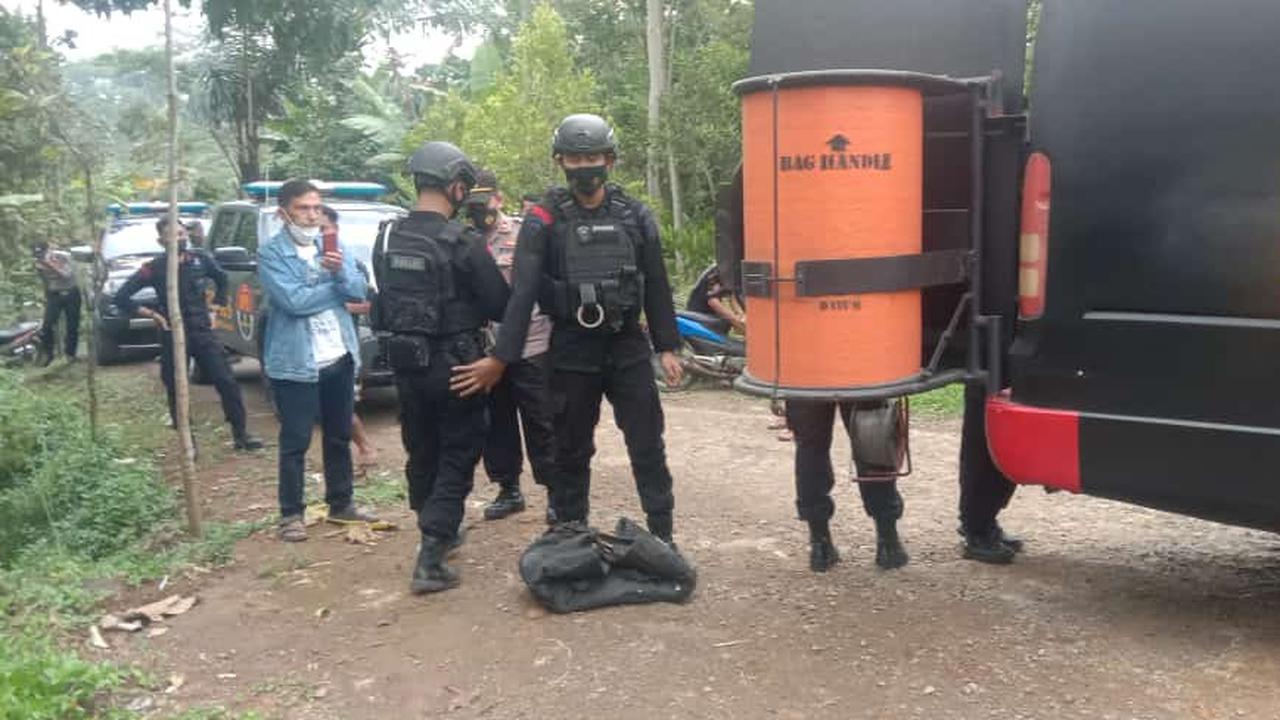 Tim Gegana Polda Jabar, tengah melakukan evakuasi terhadap penemuan tiga mortir warisan perang tahun 1949 di Sodonghilir, Tasikmalaya, kemarin.