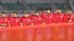 Para pemain starting XI Timnas Indonesia U-19 berbaris sembari menyanyikan lagu kebangsaan Indonesia Raya jelang menghadapi Filipina U-19 pada laga Grup A Piala AFF U-19 2024 di Stadion Gelora Bung Tomo, Surabaya, Rabu (17/7/2024). (Bola.com/Aditya Wany)