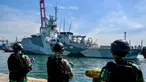 Personel Tentara Nasional Indonesia (TNI) Angkatan Laut (AL) menyambut kedatangan His Majesty’s Ship (HMS) SPEY, di dermaga Tanjung Priok, Jakarta, Rabu 15 Januari 2025. (BAY ISMOYO/AFP)