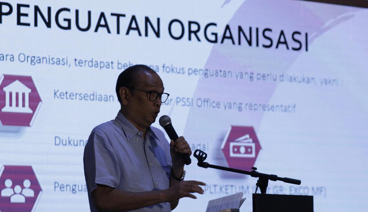 Calon ketua umum PSSI, Rahim Soekasah, memberikan pemaparan saat diskusi di Wisma Kemenpora, Jakarta, Rabu (30/10/2019). Diskusi tersebut mengangkat tema "Mencari Ketua PSSI Ideal". (Bola.com/M Iqbal Ichsan)