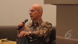 Staf Ahli Nestle Research Center, Dr Jorg Spieldenner memaparkan tentang pentingnya mikronutrien bagi bayi, Jakarta, Senin (11/5/2015). Minimnya pengetahuan orangtua membuat malnutrisi di Indonesia masih tinggi. (Liputan6.com/Herman Zakharia) 