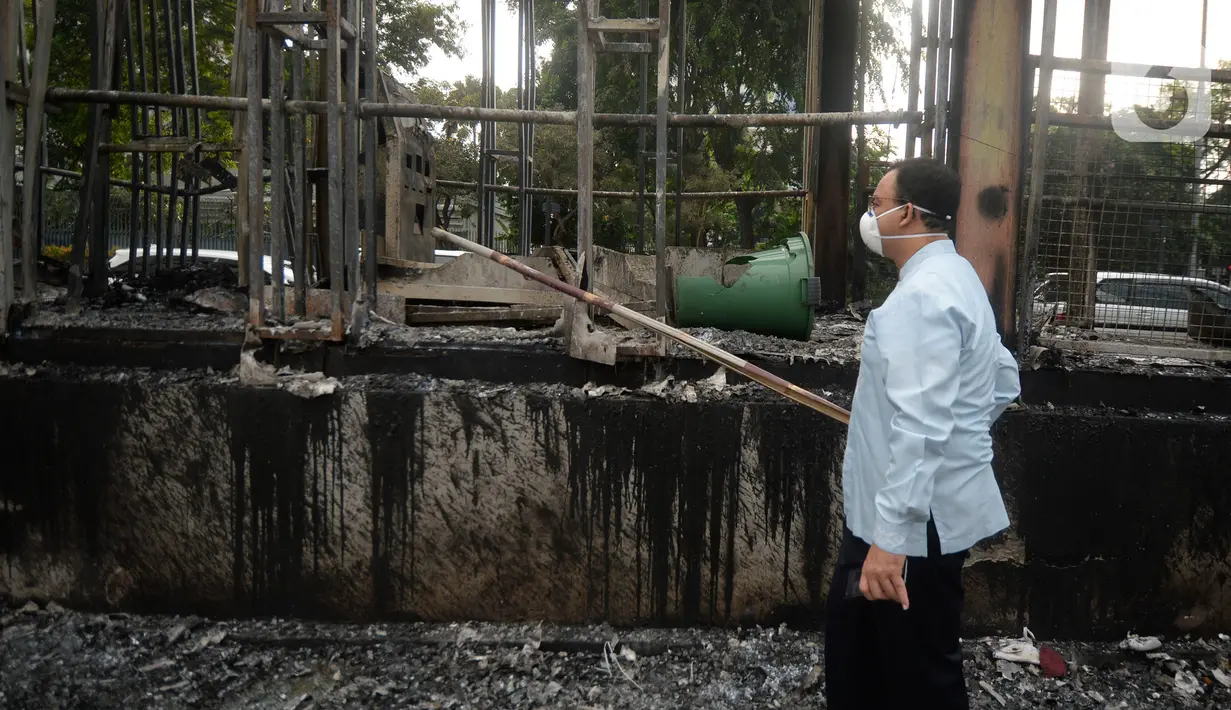 Gubernur DKI Jakarta Anies Baswedan meninjau sejumlah fasilitas umum yang rusak akibat demo RUU Cipta Kerja yang berujung kisruh di kawasan Bundaran HI, Jumat (9/10/2020). Anies melihat secara langsung Halte Transjakarta Tosari yang terbakar habis bersama Halte Bundaran HI. (merdeka.com/Dwi Narwoko)