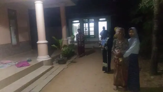 Warga berhamburan keluar rumah saat terjadi gempa bumi (Liputan6.com/Mohamad Fahrul).
