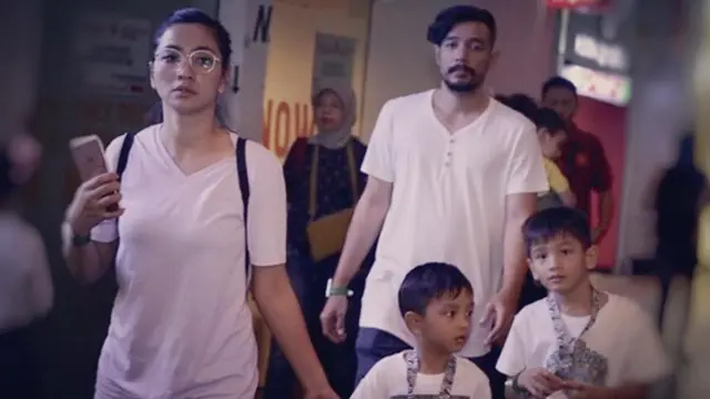 Seru dan Kompak, Ini 6 Potret Keluarga Kecil Hesti Purwadinata