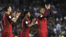 Para pemain Portugal, memberikan salam kepada suporter usai menang telak atas Kepulauan Faroe pada laga Grup B Kualifikasi Piala Dunia 2018 di Bessa Stadium, Porto, (31/8/2017). Portugal menang 5-1. (AP/Paulo Duarte)