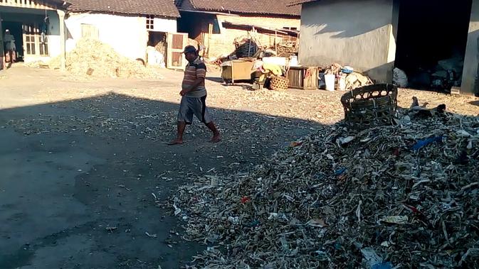 Sampah impor yang sudah tidak bisa didaur ulang lagi ini juga dimanfaatkan untuk bahan bakar pembuatan gamping di Pagak, Kabupaten Malang (Liputan6.com)