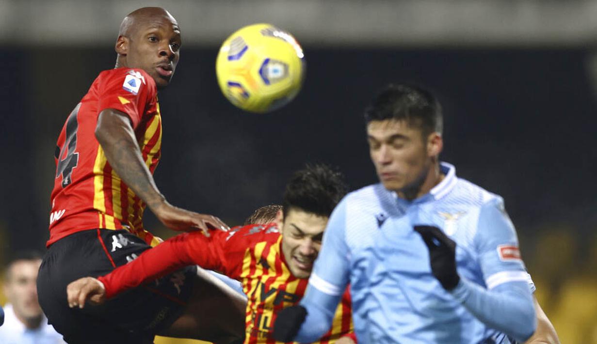 Pemain Benevento, Bryan Dabo, berusaha menyundul bola saat melawan Lazio pada laga Liga Italia di Stadion Vigorito, Rabu (16/12/2020). Kedua tim bermain imbang 1-1. (Alessandro Garofalo/LaPresse via AP)