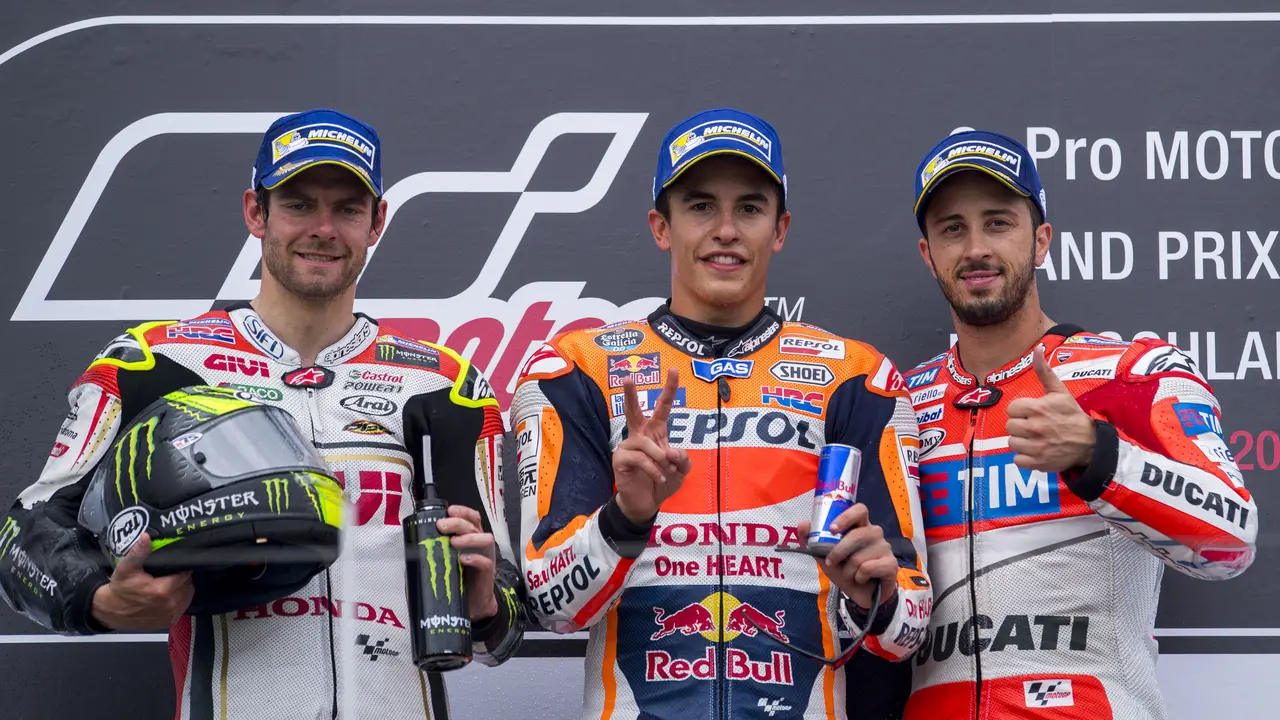 Komposisi podium MotoGP Jerman 2016. Cal Crutchlow (kiri) dan Andrea Dovizioso kanan) mengapit juara Marc Marquez.