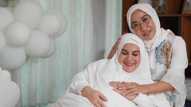 6 Potret Transformasi Kebersamaan Irish Bella dan Ibunda, Kompak Sedari Dulu