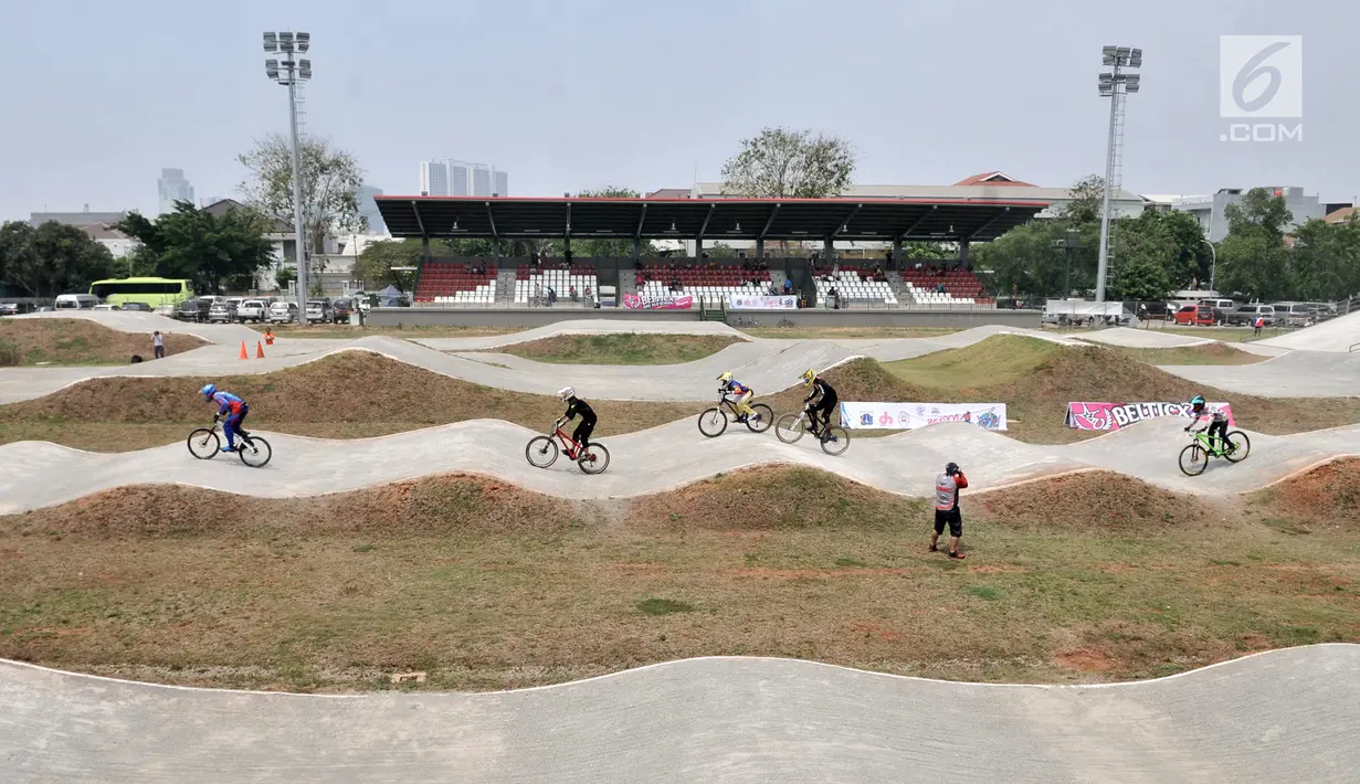 Pembalap bersaing dalam kejuaraan sepeda BMX Bearco Fest 2019 di Jakarta International BMX Track, Pulomas, Jakarta, Minggu (25/8/2019). Bearco Fest 2019 diikuti oleh pembalap sepeda profesional nasional yang terbagi dalam beberapa kategori. (merdeka.com/Iqbal Nugroho)