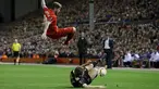 Bek Rubin Kazan, Oleg Kuzmin (kanan) berusaha menghalau bola yang dibawa bek Liverpool, Alberto Moreno pada  laga lanjutan Grup B Liga Europa di Anfield, Jumat (23/10/2015). Liverpool bermain imbang dengan Rubin Kazan dengan skor 1-1. (Reuters/Phil Noble)