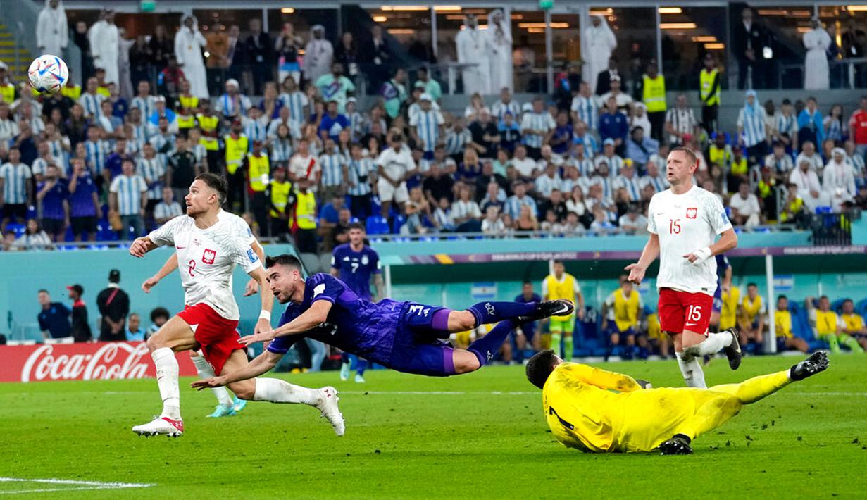 Pemain Argentina Nicolas Tagliafico (tengah) melompati kiper Polandia Wojciech Szczesny (kanan) saat mencoba untuk mencetak gol pada pertandingan sepak bola Grup C Piala Dunia 2022 di Stadion 974, Doha, Qatar, 30 November 2022. Argentina lolos ke babak 16 besar Piala Dunia 2022 dengan status juara Grup C usai mengalahkan Polandia 2-0. (AP Photo/Darko Bandic)