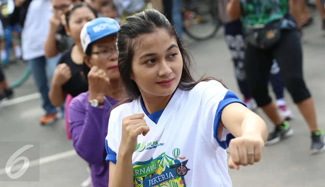 Ekspresi peserta saat mengikuti kegiatan body combat dalam acara sosialisasi bertajuk karnaval pekerja di area CFD Jalan Jenderal Sudirman, Jakarta Pusat, Minggu (14/5). (Liputan6.com/Immanuel Antonius)