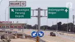Mobil proyek melintasi ruas Tol Depok-Antasari (Desari) seksi II di Depok, Jawa Barat, Jumat (1/5/2020). Tol Desari seksi II sepanjang 6,30 kilometer yang rencananya mulai beroperasi pada April 2020 ini, terpaksa ditunda karena pandemi COVID-19 dan penetapan PSBB. (Liputan6.com/Johan Tallo)