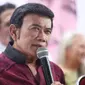 Pengalaman yang sama pernah dirasakan oleh Rhoma Irama yang saat itu putranya, Ridho Rhoma juga tertangkap akibat narkoba. Raja dangdut itu mencoba menguatkan Elvy yang ketiga anaknya mendekam dipenjara akibat narkoba. (Nurwahyunan/Bintang.com)