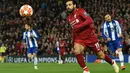 Penyerang Liverpool Mohamed Salah mengejar bola pada leg 1, babak perempat final Liga Champions yang berlangsung di Stadion Anfield, Liverpool, Rabu (10/4). Liverpool menang 2-0 atas Porto (AFP/Paul Ellis)