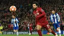 Penyerang Liverpool Mohamed Salah mengejar bola pada leg 1, babak perempat final Liga Champions yang berlangsung di Stadion Anfield, Liverpool, Rabu (10/4). Liverpool menang 2-0 atas Porto (AFP/Paul Ellis)