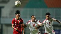 Penyerang Timnas Indonesia U-17, Arkhan Kaka&nbsp;berusaha merebut bola dari pemain Timnas Uni Emirat Arab U-17 di laga Grup B Kualifikasi Piala Asia U-17 2023 yang berlangsung di Stadion Pakansari, Bogor, Rabu (5/10/2022) (Bola.com/M Iqbal Ichsan)