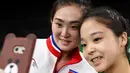 Atlet senam asal Korea Selatan, Lee Goim (kanan) berfoto bersama dengan atlet senam asal Korea Utara Hong Un Jong saat berlatih jelang penampilannya di ajang Olimpiade 2016 di Rio Olympic Arena di Rio de Janeiro, Brazil, (4/8). (REUTERS/Dylan Martinez)