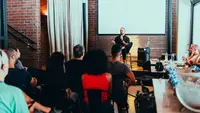 Ilustrasi acara seminar, talkshow, presentasi. (Foto oleh Matheus Bertelli: https://www.pexels.com/id-id/foto/foto-pria-yang-duduk-di-depan-3321791/)