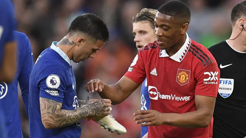 Foto: Kejadian Unik di Laga MU Vs Chelsea, Enzo Nawar Sepatu Martial Hingga Bruno Dipantau Lord Harry