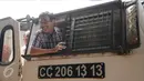 Wagub DKI Jakarta, Djarot Saiful Hidayat melongok dari ruang masinis saat melakukan pemeriksaan mendadak bersama Menteri Perhubungan, Ignasius Jonan di Stasiun Senen, Jakarta, Sabtu (2/7). (Liputan6.com/Helmi Fithriansyah)