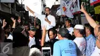 Calon Gubernur DKI Jakarta, Anies Baswedan (tengah) saat melakukan sosialisasi di Kota Bambu Utara, Jakarta, Rabu (21/12). Dihadapan pendukungnya, Anies memaparkan beberapa program jika terpilih pada Pilkada 2017. (Liputan6.com/Helmi Fithriansyah)