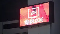 Layar monitor yang menunjukkan ada kejadian yang membutuhkan pemeriksaan rekaman VAR saat laga leg kedua semifinal Championship Series BRI Liga 1 2023/2024 antara Borneo FC menghadapi Madura United di Stadion Batakan, Balikpapan, Kalimantan Timur, Minggu (19/5/2024). (Bola.com/Bagaskara Lazuardi)
