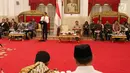 Suasana saat Presiden Joko Widodo memberikan paparannya dalam Sidang Kabinet Paripurna di Istana Negara, Jakarta, Senin (12/2). Jokowi memberi arahan pada para menterinya untuk menjadikan perhatian bersama dalam tiga hal. (Liputan6.com/Angga Yuniar)