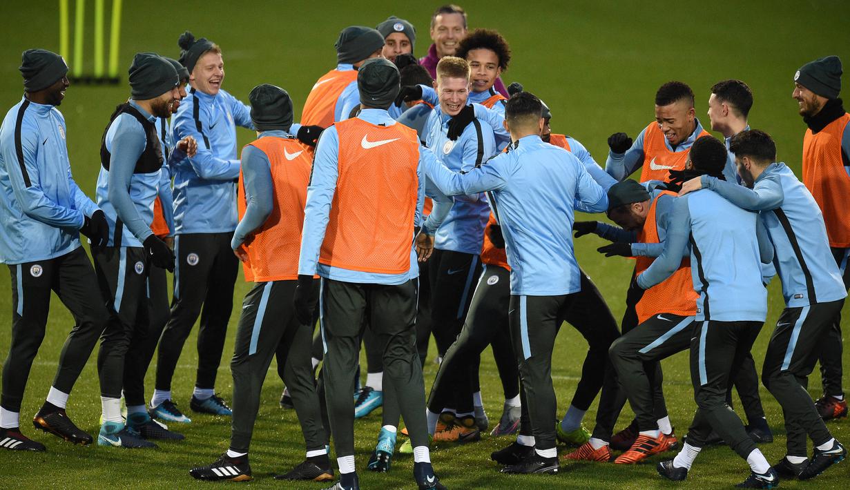 Keceriaan para pemain Manchester City saat melakukan sesi latihan di City Football Academy, Manchester, (20/11/2017). City akan melawan Feyenord ada grup F. (AFP/Oli Scarff)