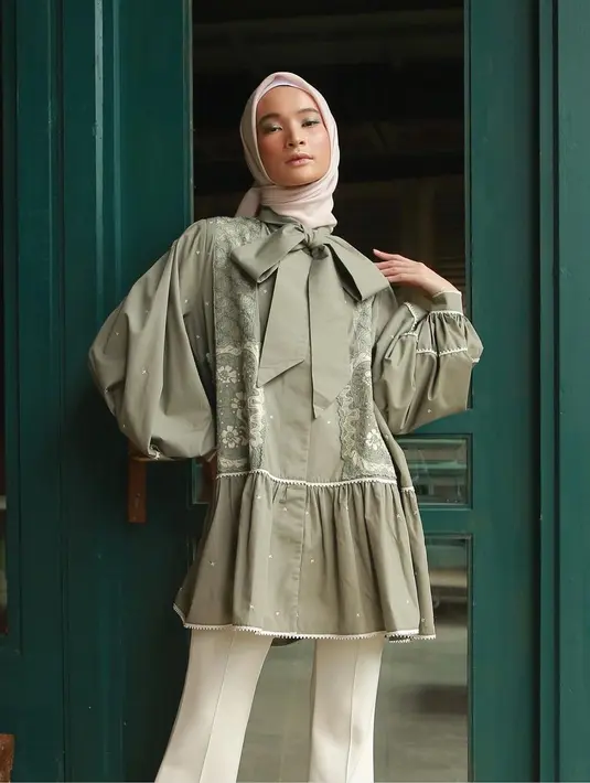 <p>Bersiap tampil beda dengan koleksi atasan dari Naara yang memiliki siluet loose dengan beragam detail yang membuat pernyataan gaya. Foto: Instagram @ceritanaara</p>