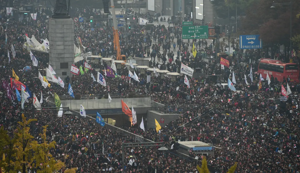 Ribuan warga Korea Selatan (Korsel) memenuhi Gwanghwamun square, pusat Kota Seoul, Sabtu (5/11). Mereka mendesak Presiden Park Geun-Hye mundur dari jabatannya terkait skandal korupsi yang telah melumpuhkan pemerintahannya. (Ed Jones/AFP)
