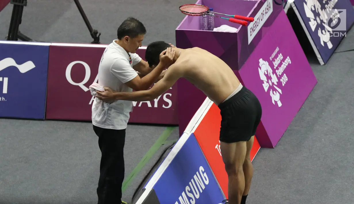 Tunggal putra Indonesia, Jonatan Christie bersama pelatih merayakan kemenangan atas pemain Chinese Taipei, Chou Tienchen di final bulutangkis perseorangan Asian Games 2018 di Istora GBK, Jakarta, Selasa (28/8). (Liputan6.com/Helmi Fithriansyah)