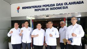 Ketua Akuatik Indonesia, Anindya Bakrie, beserta jajarannya melakukan audiensi dengan Menteri Pemuda dan Olahraga (Menpora) RI, Erick Thohir, di Kantor Kementerian Pemuda dan Olahraga (Kemenpora) RI, Jakarta Pusat, Jumat (24-10-2025) pagi WIB. (Bola.com/Muhammad Iqbal Ichsan)