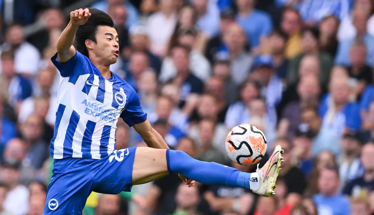 Andalan baru Brighton and Hove Albion asal Jepang, Kaoru Mitoma didatangkan pada awal musim 2021/2022 dari Kawasaki Frontale dan langsung dipinjamkan ke klub Belgia Union SG selama semusim. Tampil di Premier League sejak 2022/2023, hingga kini ia telah bermain dalam 37 laga bersama Seagulls di Premier League dengan raihan 8 gol dan 9 assist. (AFP/Glyn Kirk)