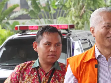 Tersangka mantan Direktur Jenderal Perhubungan Laut (Dirjen Hubla) Kementerian Perhubungan, Antonius Tonny Budiono saat tiba di Gedung KPK di Jakarta, Jumat (26/1). (Liputan6.com/Herman Zakharia)