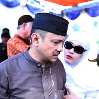 Beberapa kali, Adi Bing Slamet menyeka air matanya saat melepas kepergian ibunda. Begitu juga saat berdoa dan berpesan bagi yang masih hidup. (Nurwahyunan/Bintang.com)