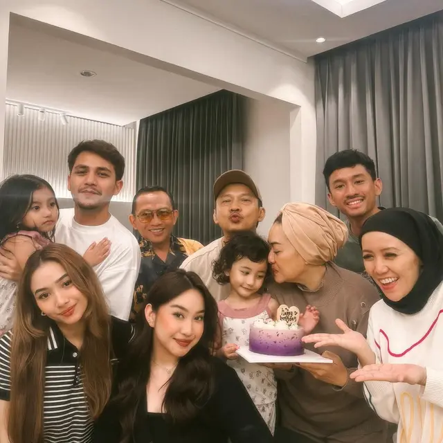 6 Potret Adzana dan Rizky Alatas Rayakan Ultah Anak Kedua, Adi Bing Slamet Hadir