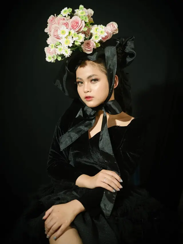 6 Gaya Putri DA 4 dalam Pemotretan Woman In Black, Memesona