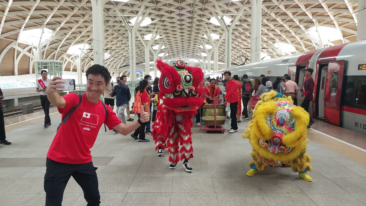 PT Kereta Cepat Indonesia China (KCIC) turut memeriahkan peringatan Tahun Baru Imlek di Stasiun KCIC Halim, Jakarta.