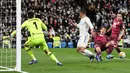 Pemain Real Madrid Casemiro (tengah) berebut bola dengan pemain Real Sociedad Robin Le Normand (kedua kanan) pada pertandingan sepak bola Liga Spanyol di Stadion Santiago Bernabeu, Madrid, Spanyol, 5 Maret 2022. Real Madrid menang 4-1. (PIERRE-PHILIPPE MARCOU/AFP)